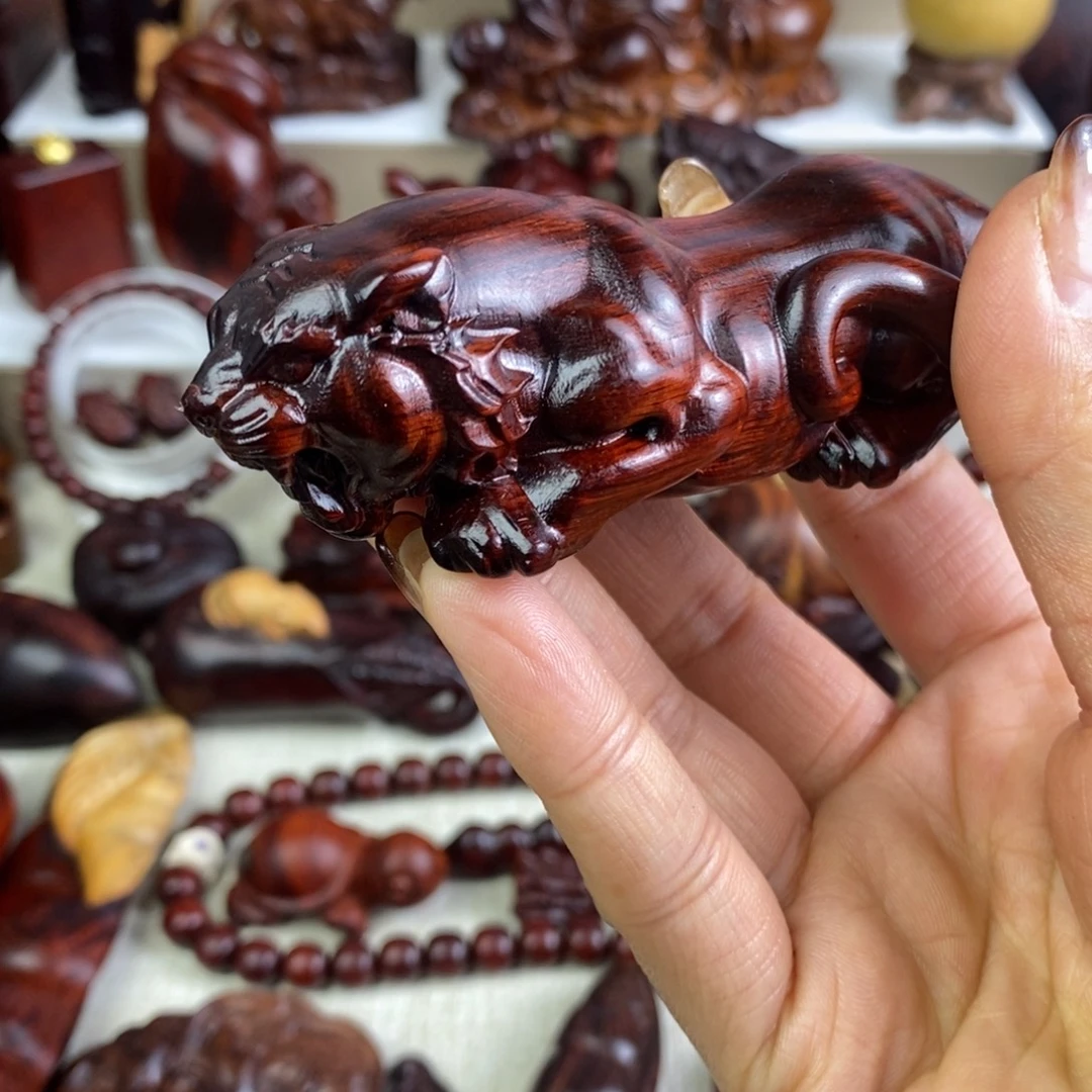 木段光紫檀老虎手把件