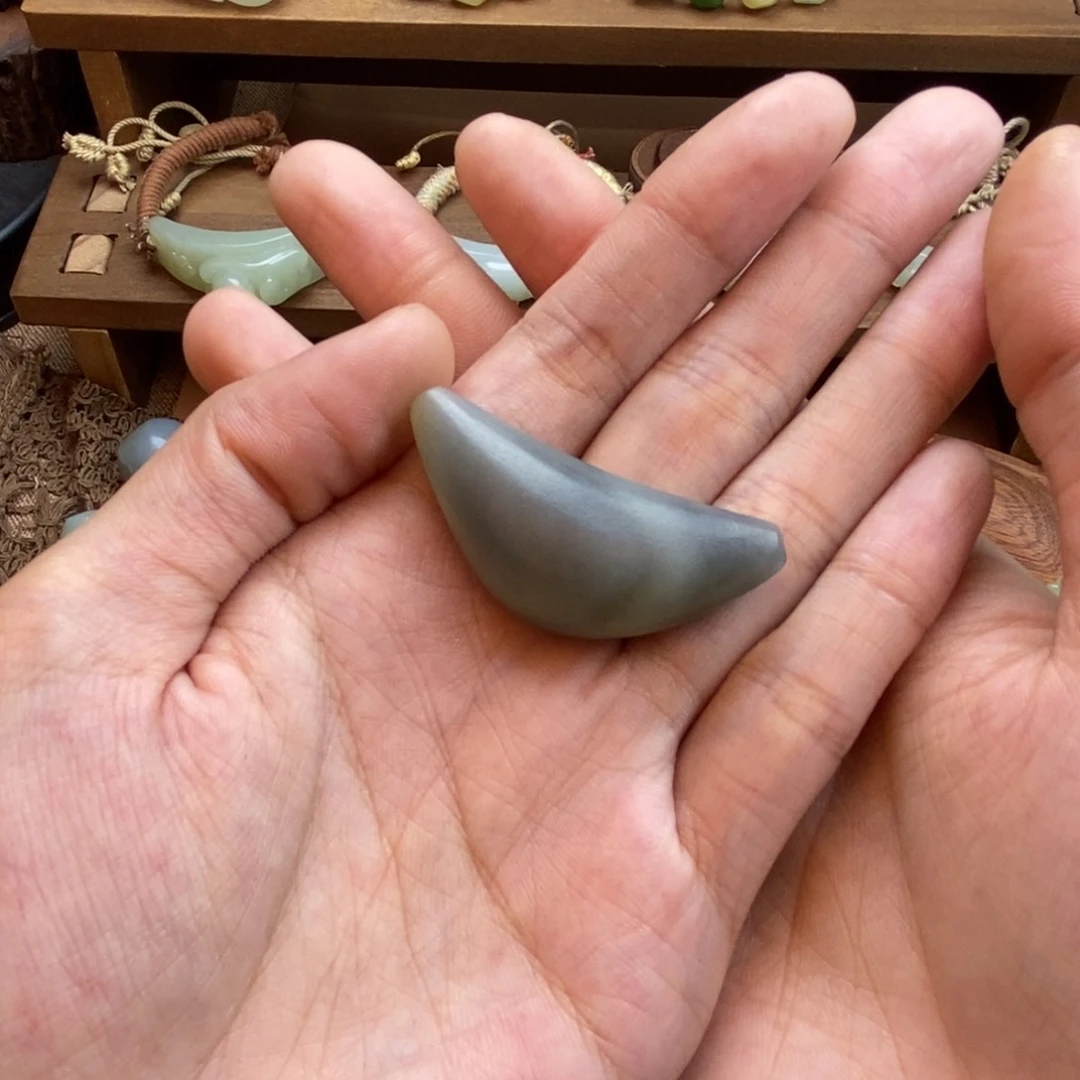 和田玉未镶嵌颈饰兴****心