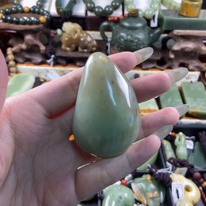 颈饰未镶嵌透闪石质玉