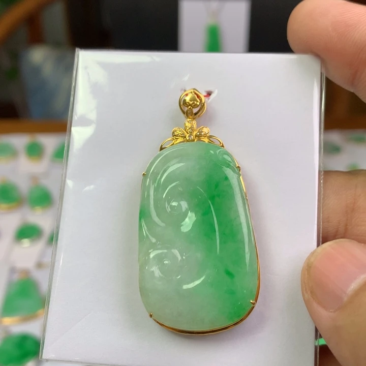 翡翠18K金镶嵌颈饰