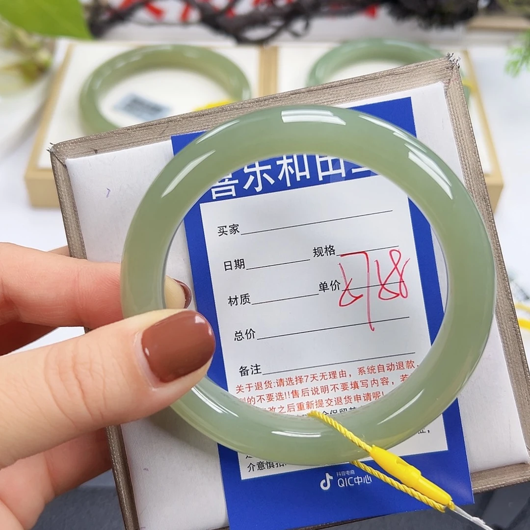 和田玉未镶嵌手镯