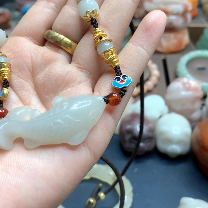 石英质玉（黄龙玉）合金颈饰