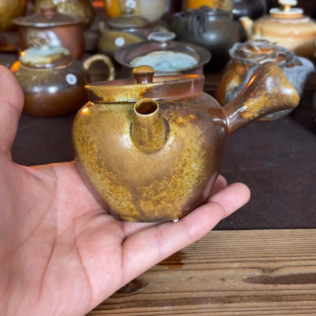 侧把壶。 柴烧。 陶泥。