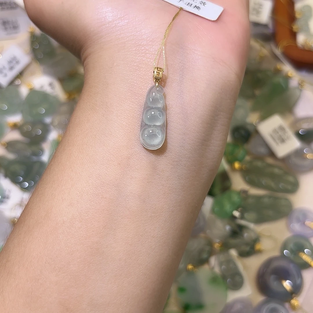 c***c翡翠18K金镶嵌颈饰豆子