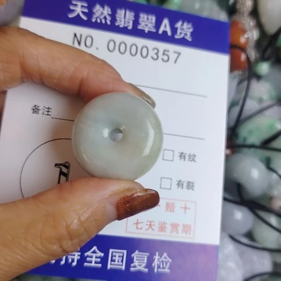 翡翠未镶嵌颈饰大肉扣