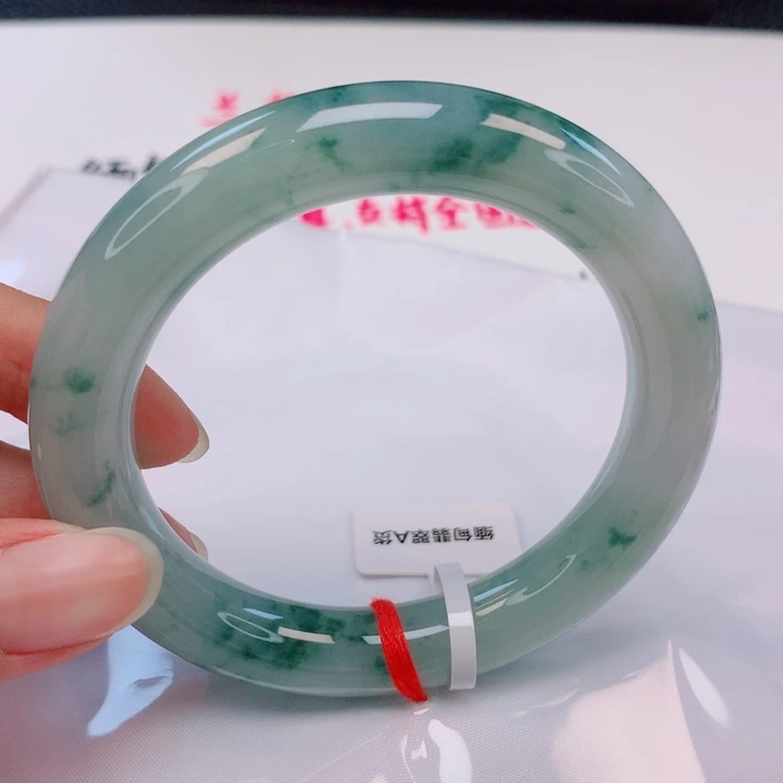 翡翠未镶嵌手镯（圆镯）