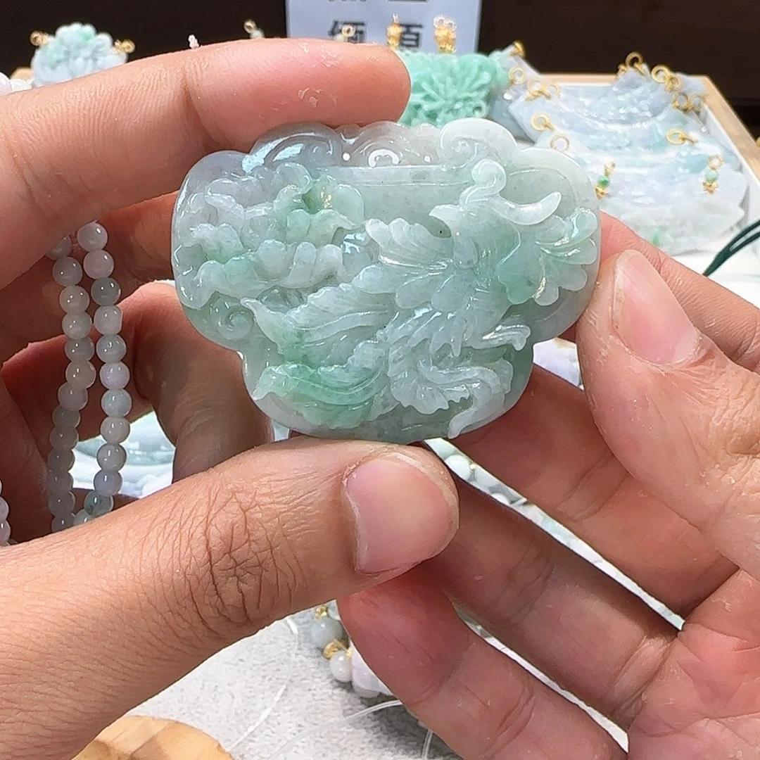 翡翠未镶嵌颈饰芳凤穿牡丹