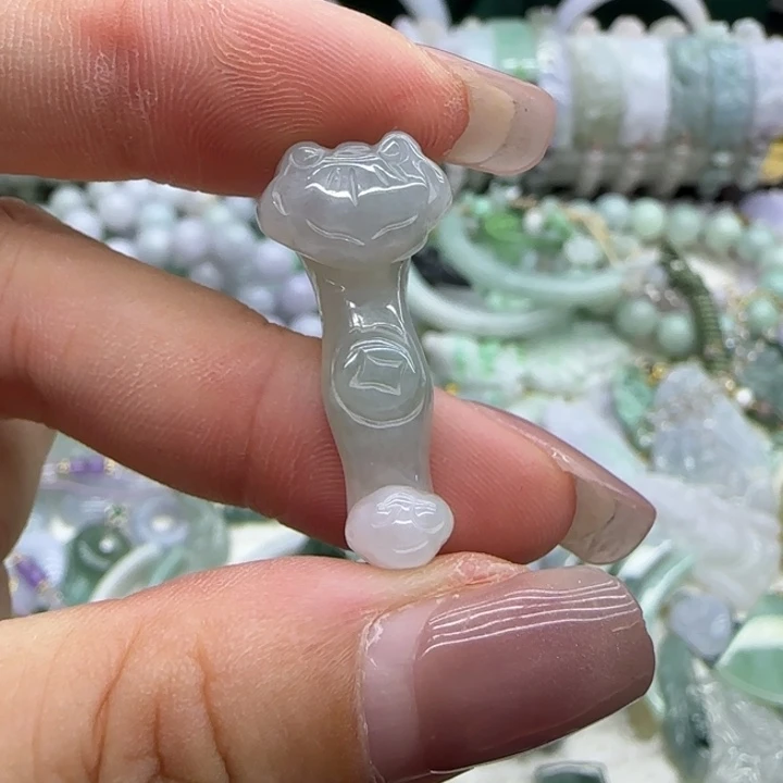 翡翠未镶嵌颈饰如意
