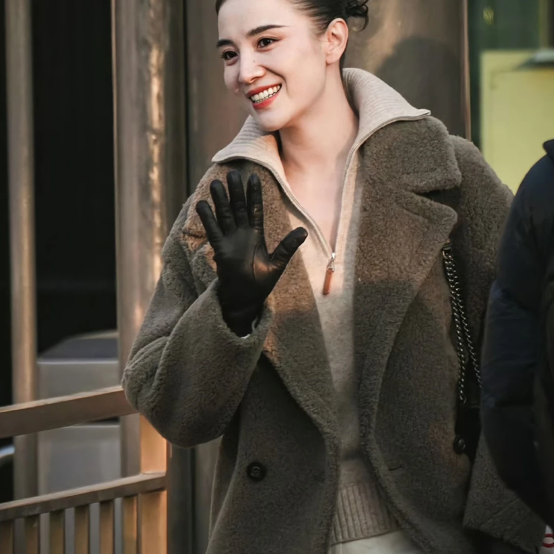 宋佳明星同款时尚减龄短款羊羔毛冬装加厚大翻领长袖女式外套