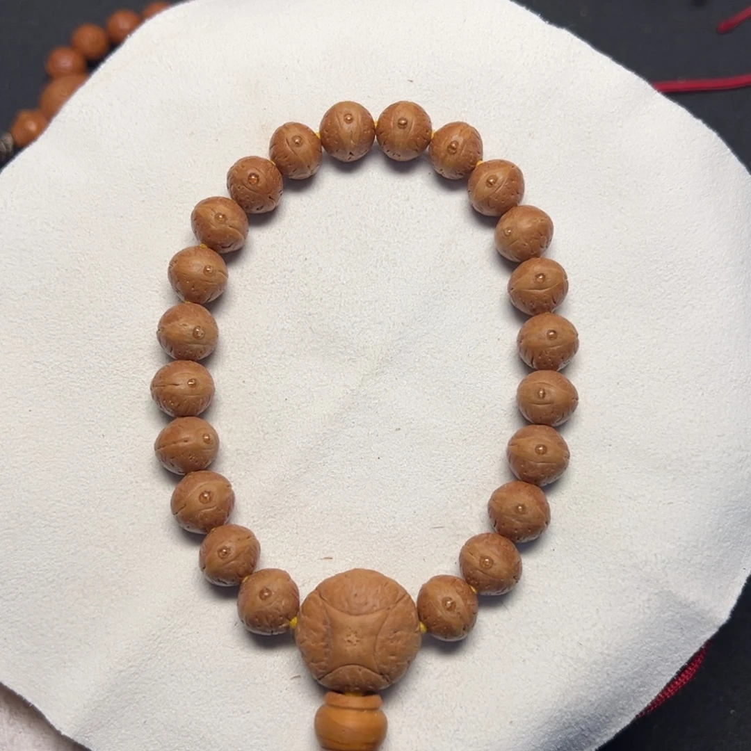 邱***晨凤眼菩提手串实心籽小凤眼菩提9大10小