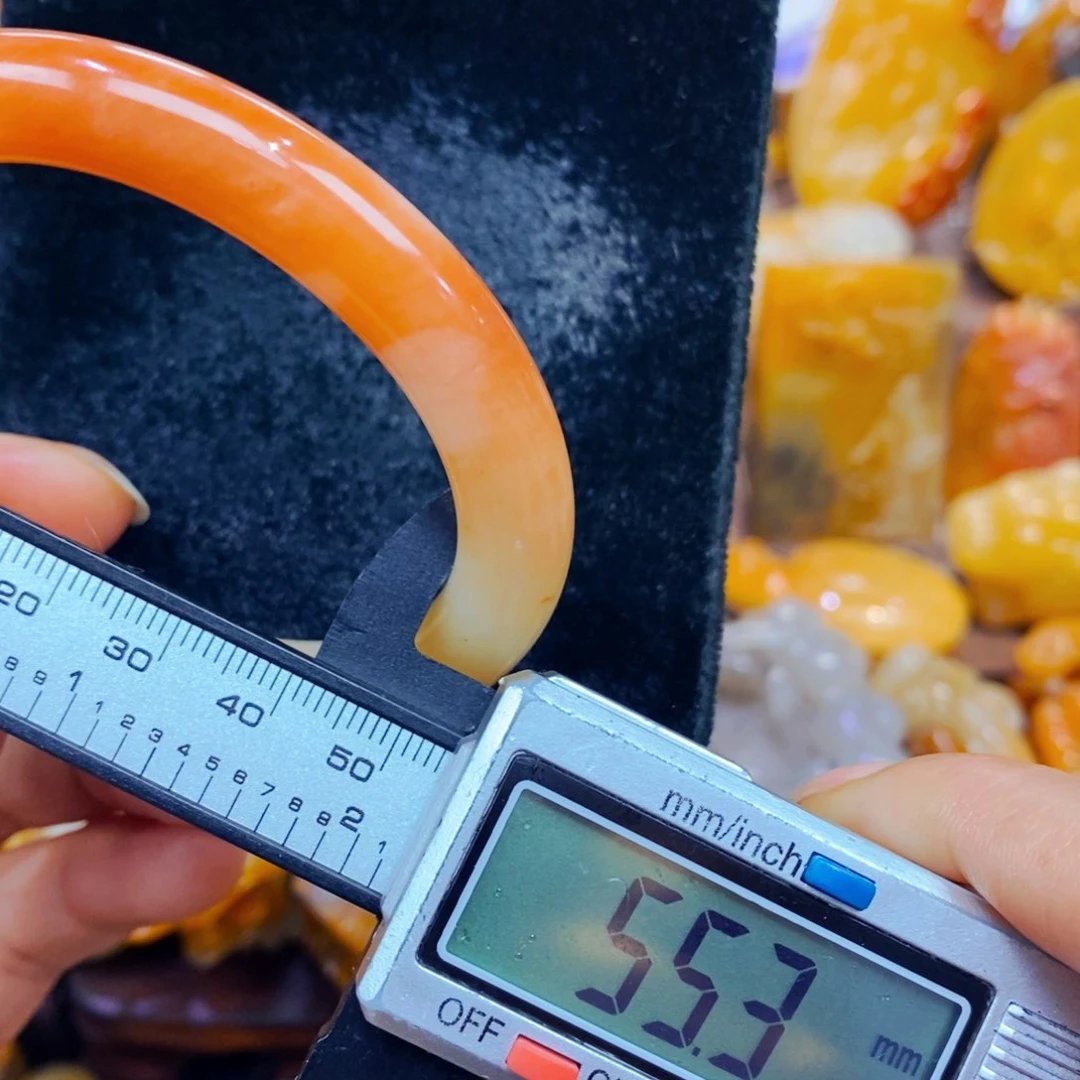 未镶嵌石英质玉（黄龙玉）颈饰
