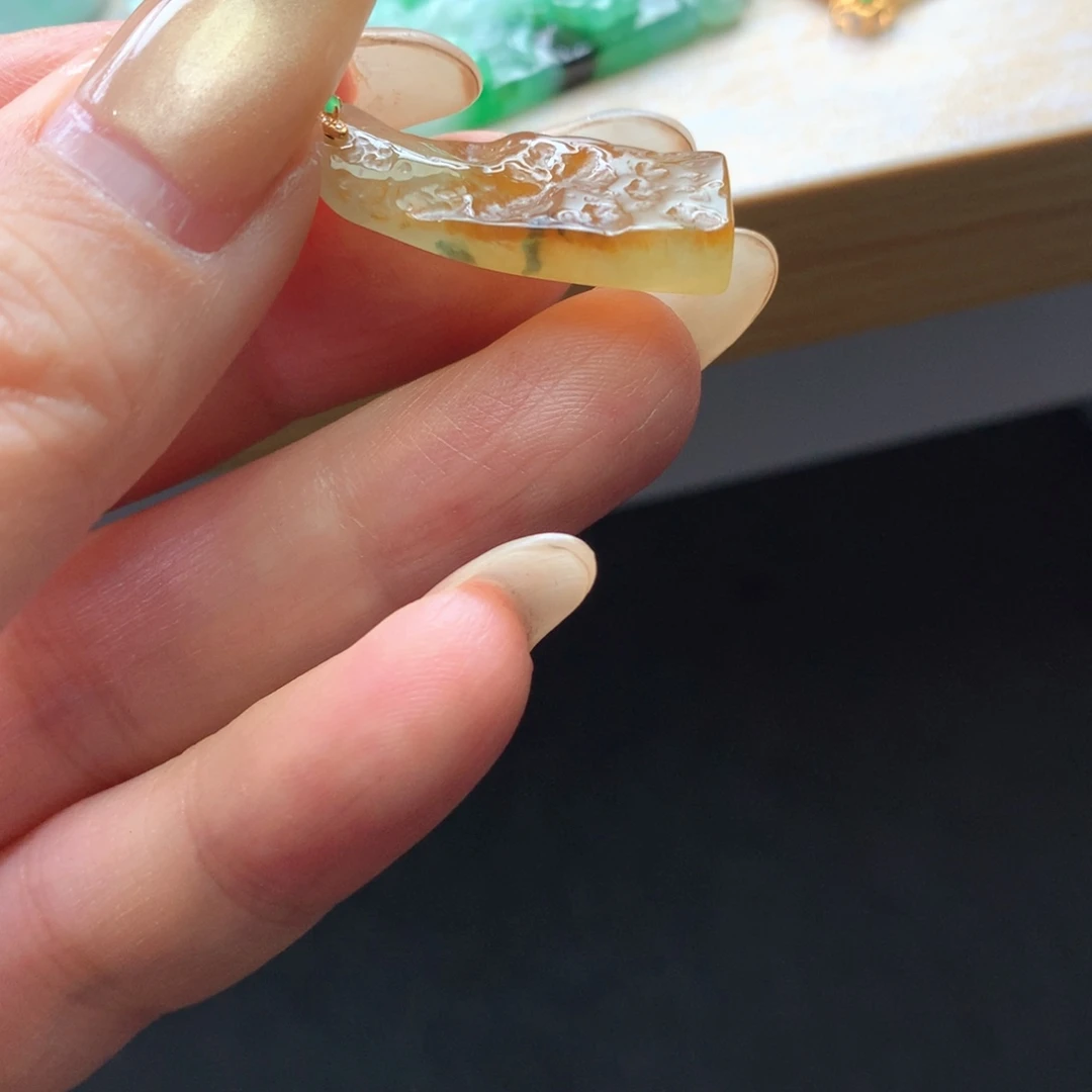 翡翠18K金镶嵌颈饰吊坠
