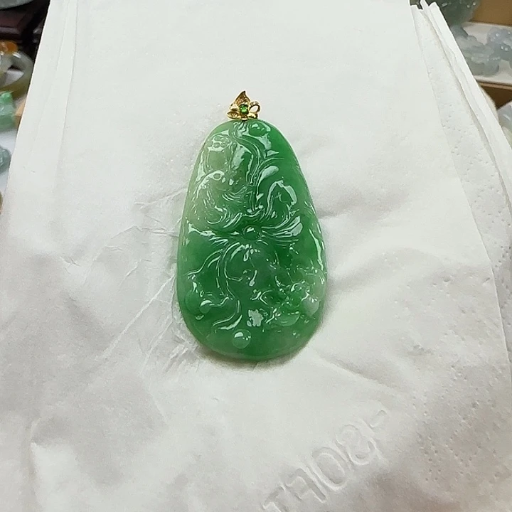 *****翡翠未镶嵌颈饰阳绿荷叶鱼
