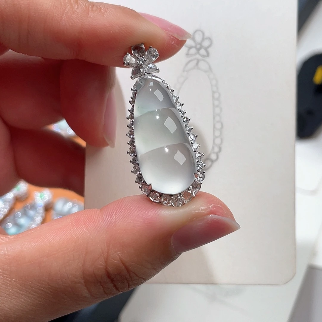 翡翠颈饰18K金镶嵌豆子