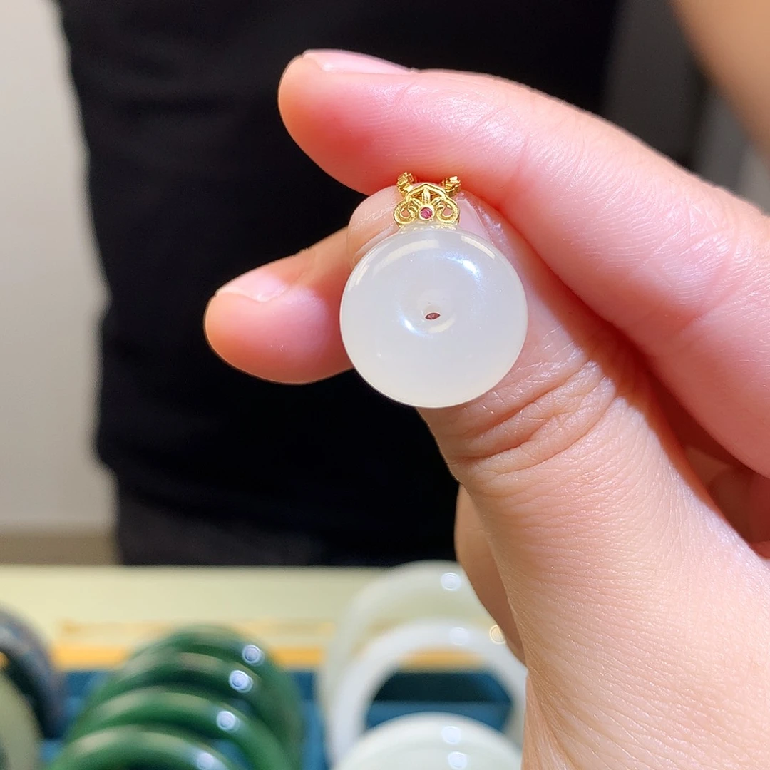 颈饰18K金镶嵌和田玉（白玉）