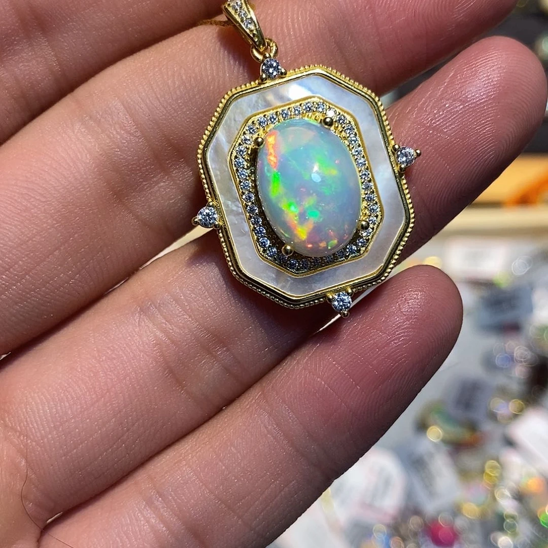 欧泊欧泊吊坠银S925镶嵌笑**答