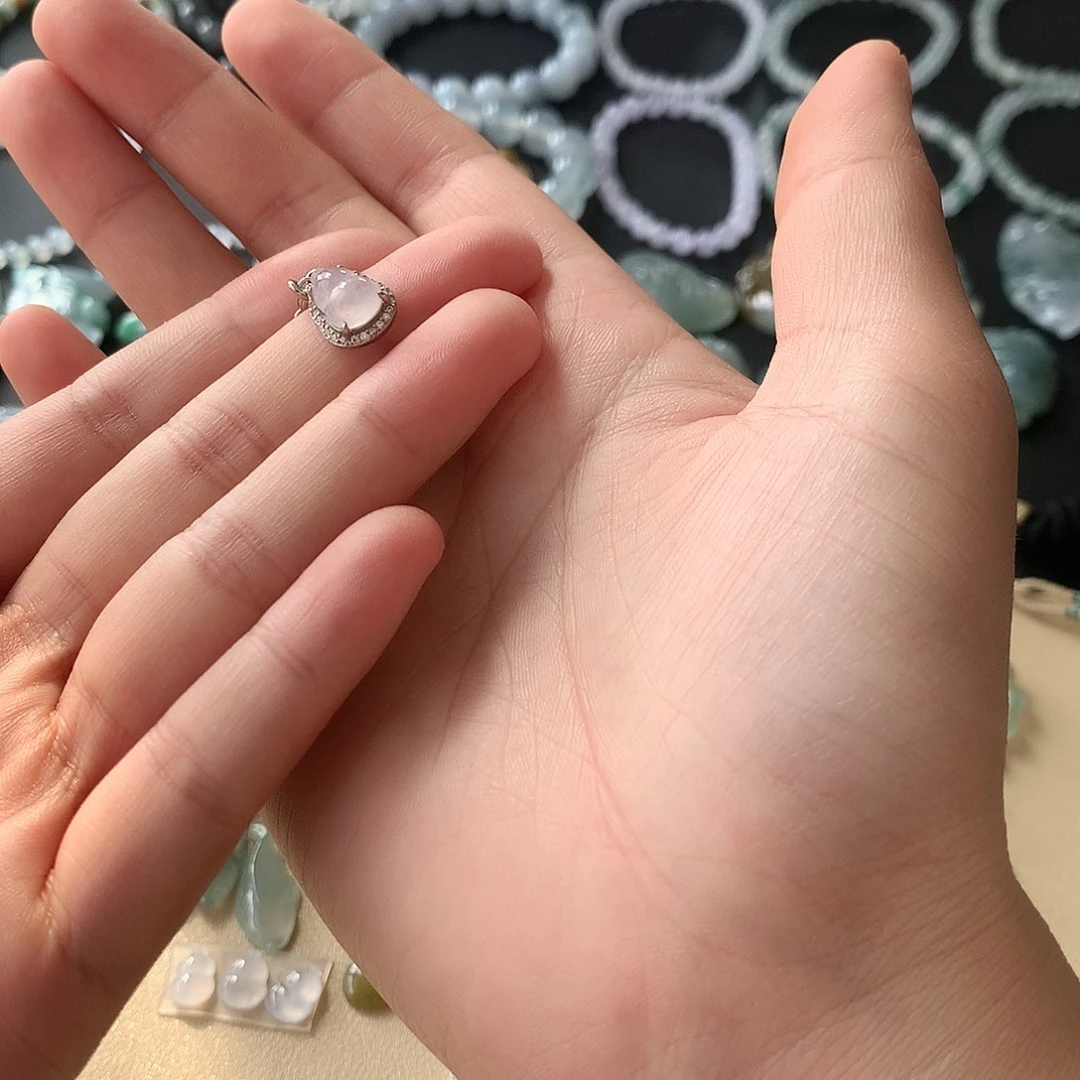 翡翠未镶嵌颈饰葫芦