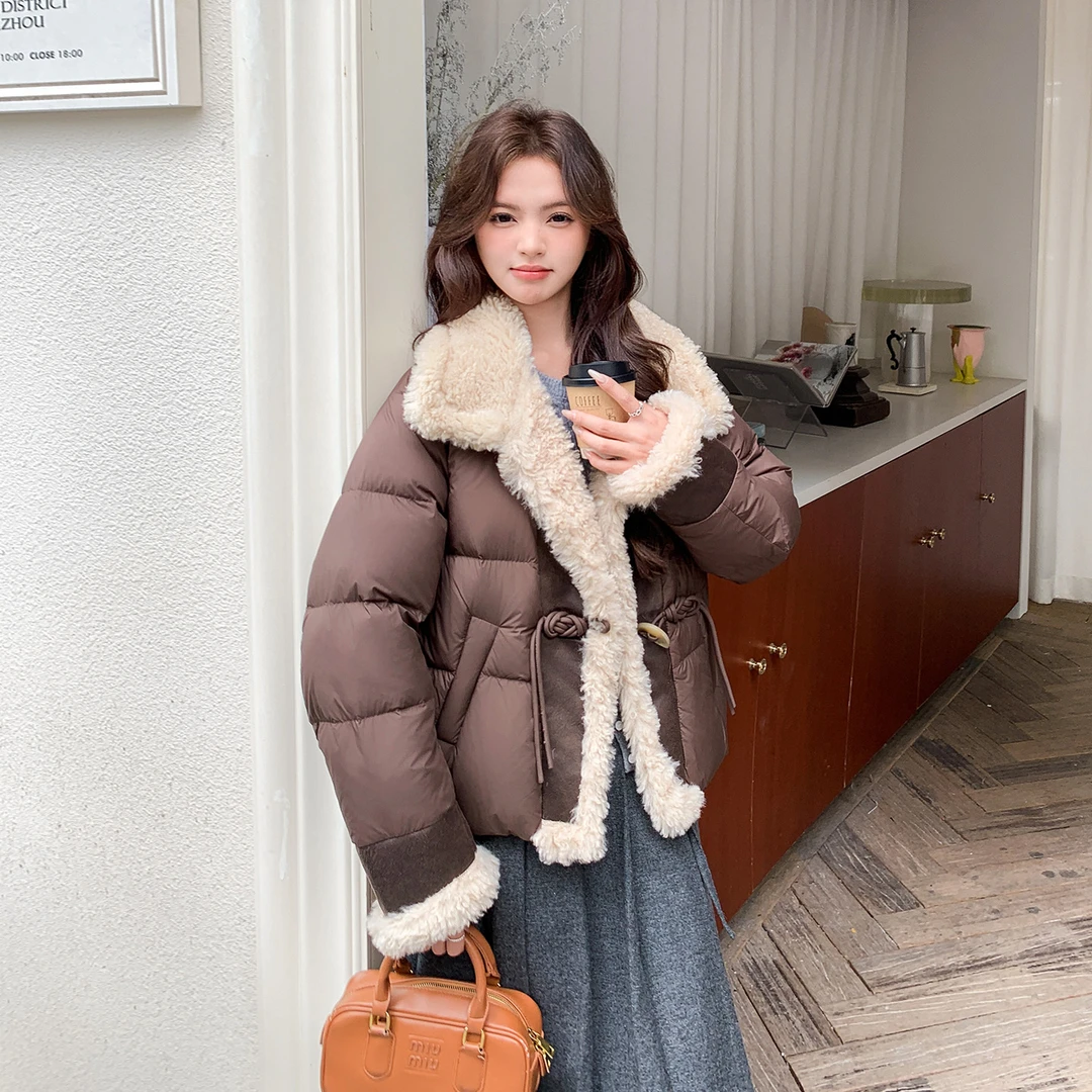 咖色羊羔毛拼接羽绒服女款爆款2025新款加厚保暖冬季设计感外套女