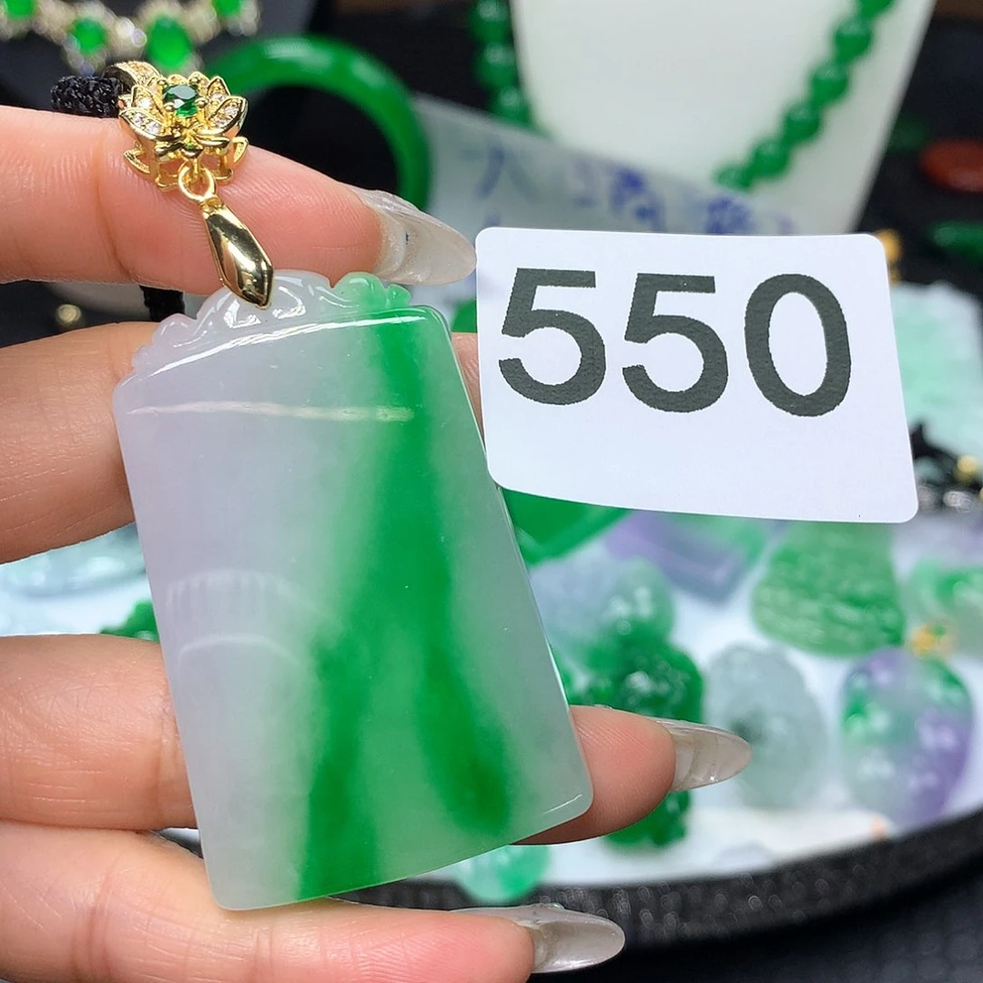 翡翠吊坠(赠链)未镶嵌