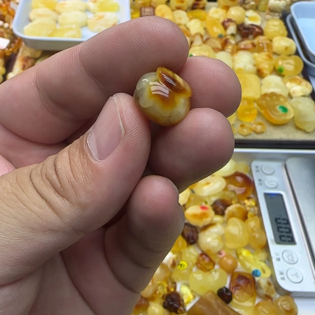 琥珀未镶嵌裸石1.35克