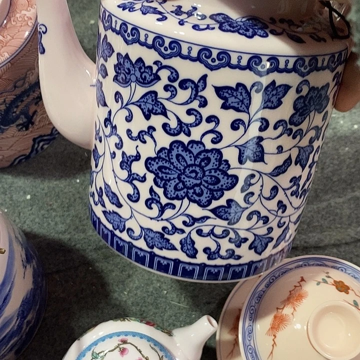 摆件陶红稀土缠枝莲壶
