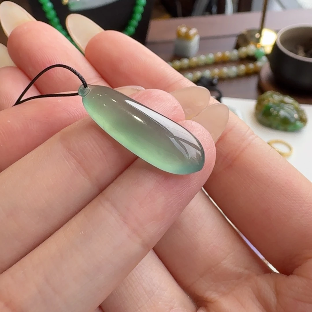 定制翡翠未镶嵌湖水绿荧光福瓜