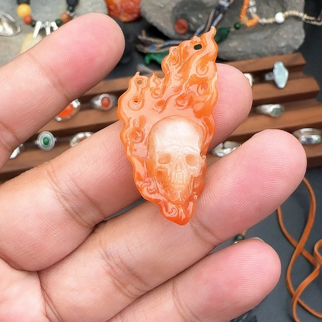 翡翠未镶嵌颈饰喝****?骷髅