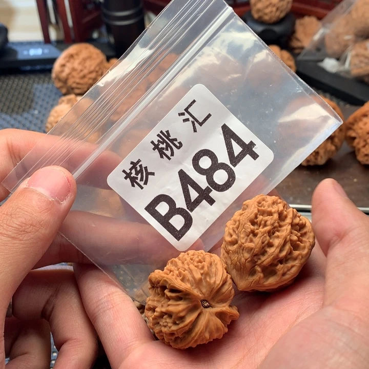 文玩核桃吊坠龙纹