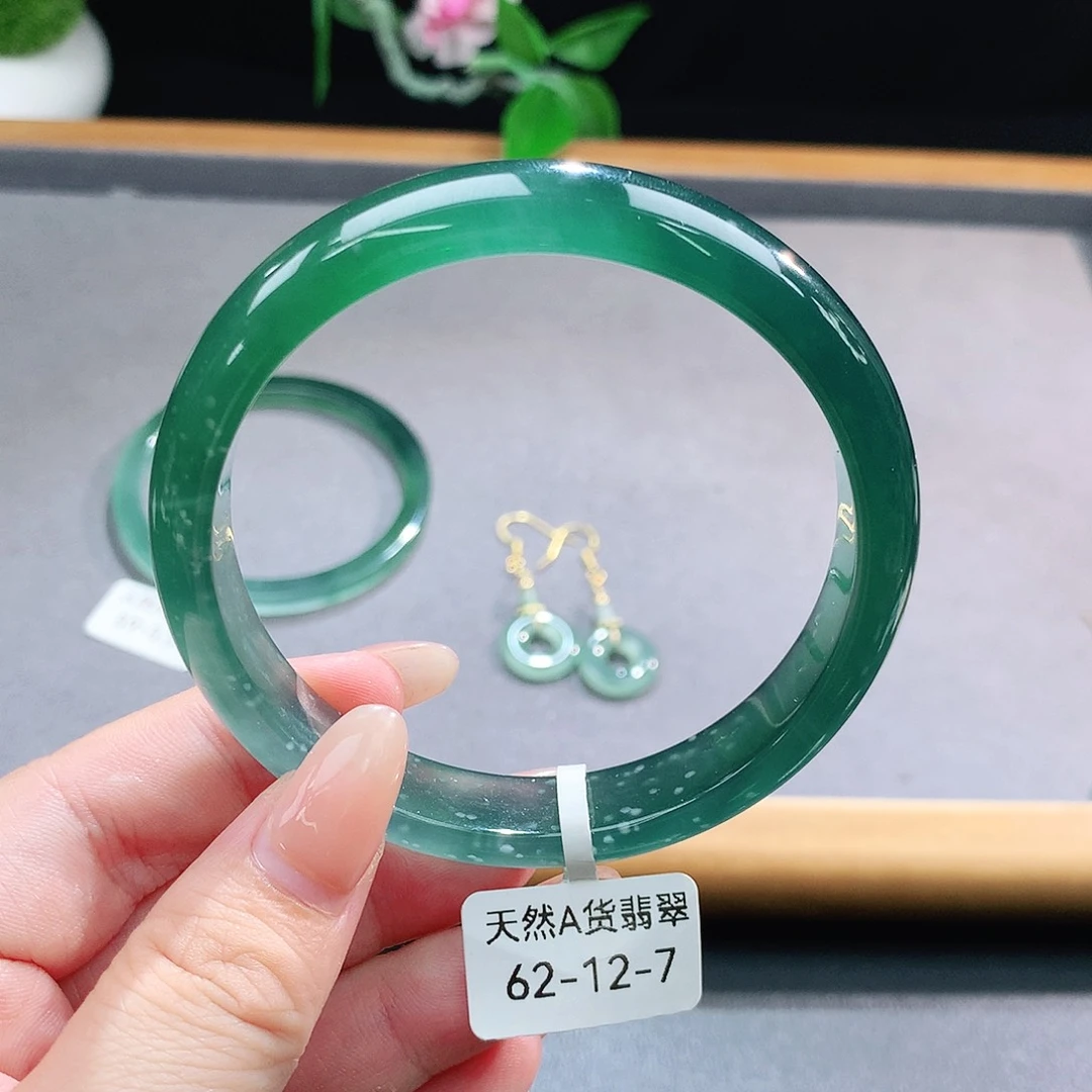 未镶嵌手镯（圆镯）翡翠