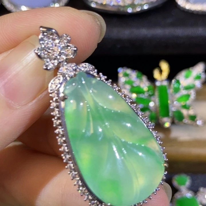 颈饰18K金镶嵌翡翠