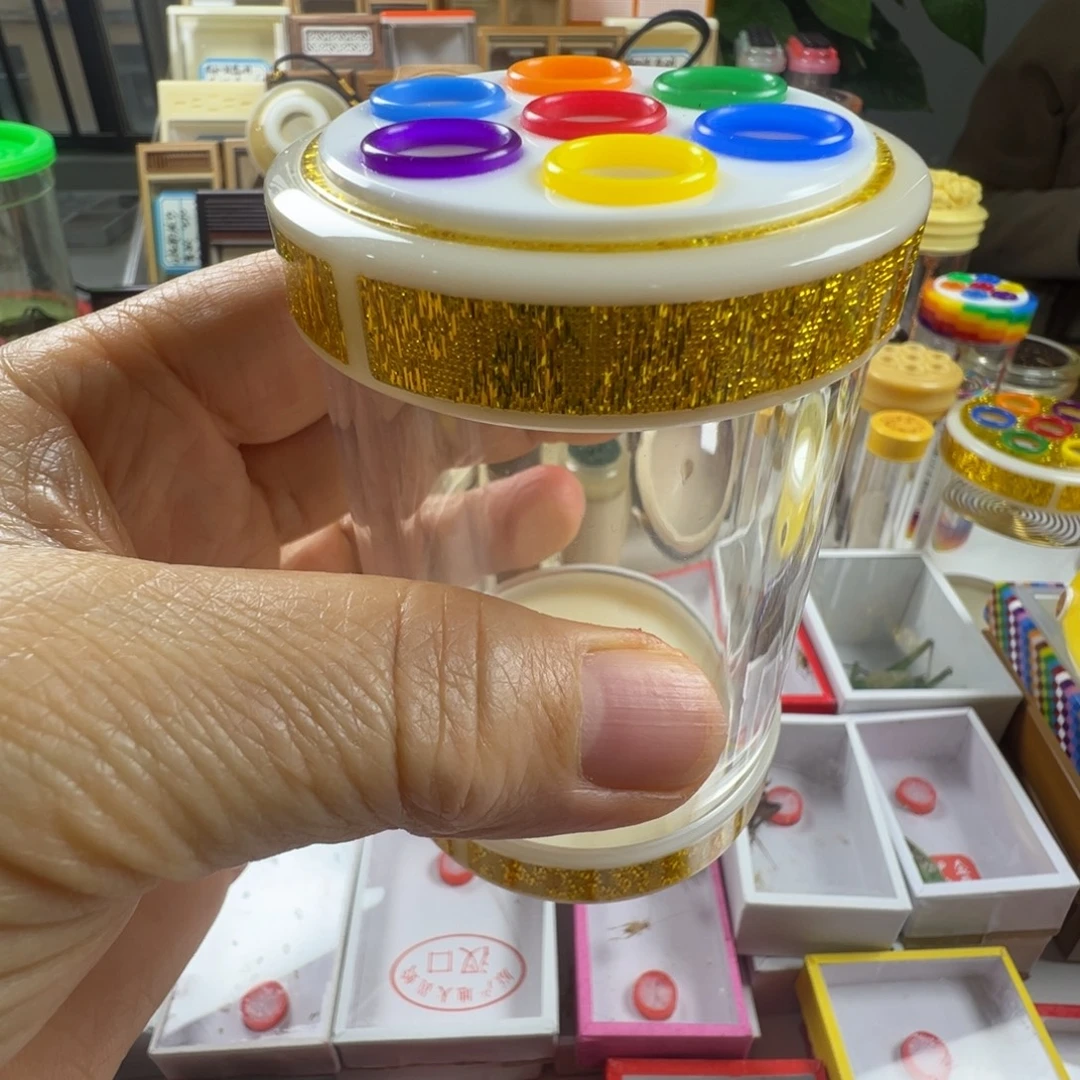 蟋蟀一个蝈蝈罐漂亮