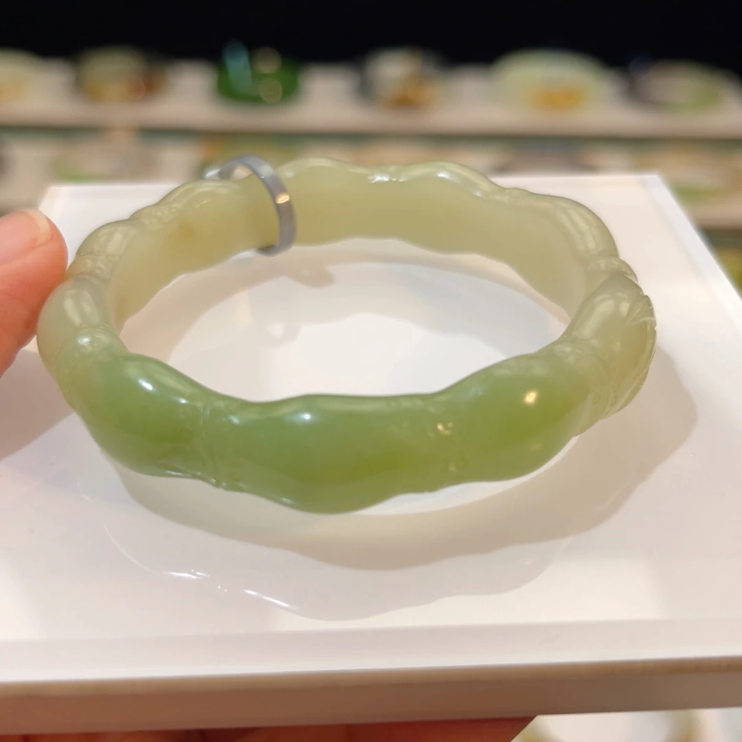 和田玉未镶嵌手镯翠青雕花。竹节（节节高升）