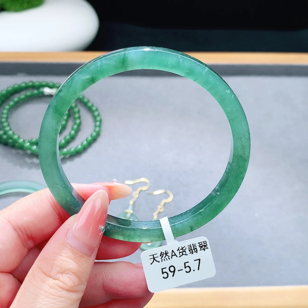 未镶嵌手镯（圆镯）翡翠