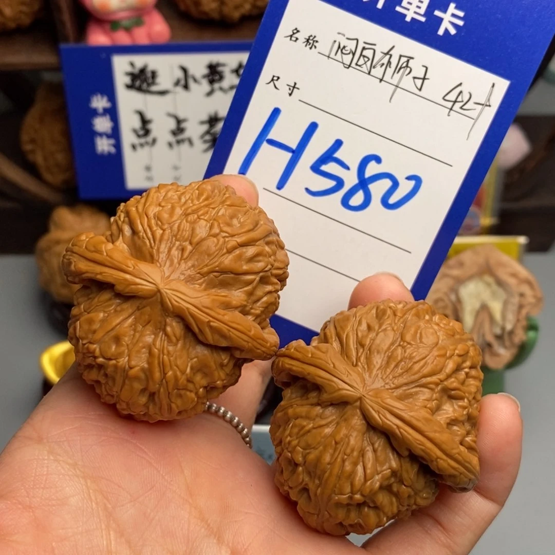 文玩核桃吊坠闷白狮子