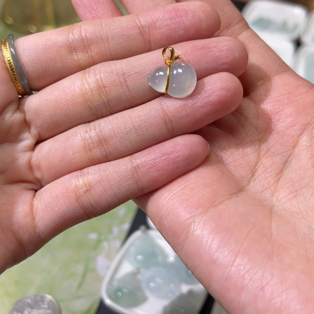 a***k翡翠18K金镶嵌颈饰葫芦