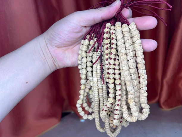 柏香籽手持大肠蛇骨药片莲花