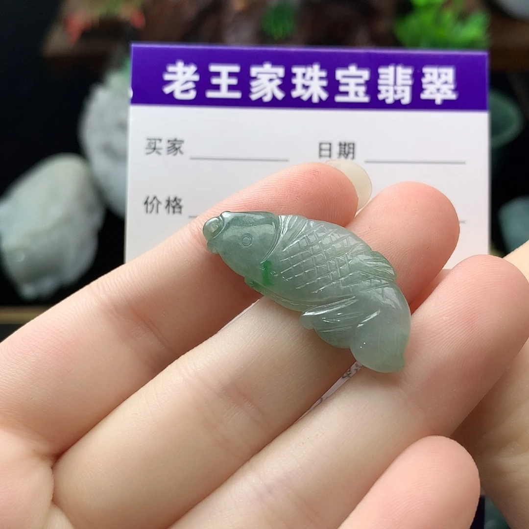 翡翠未镶嵌颈饰金鱼