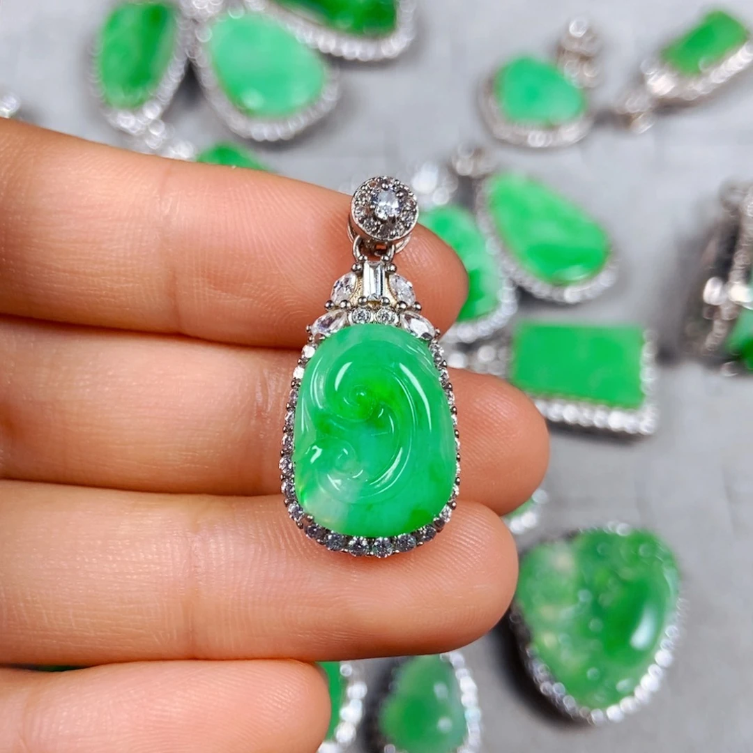 翡翠未镶嵌颈饰如意