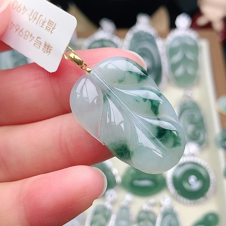 颈饰18K金镶嵌翡翠吊坠