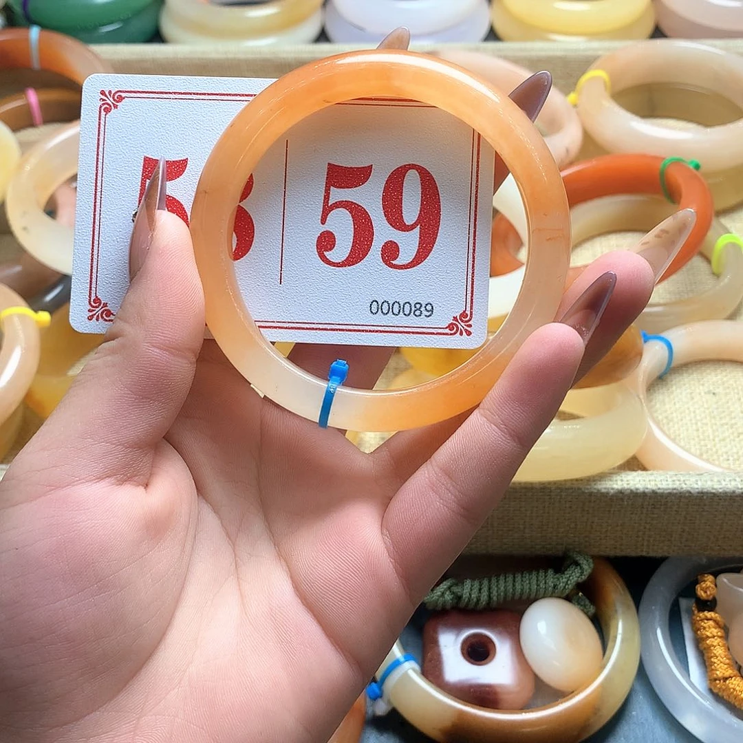 未镶嵌石英质玉（黄龙玉）手镯