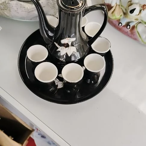 瓷片瓷片，各种摆件，盘，碗，沙锅，均有瑕疵。