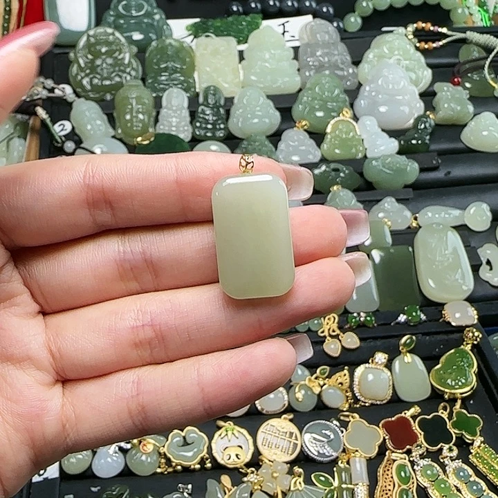 颈饰18K金镶嵌和田玉
