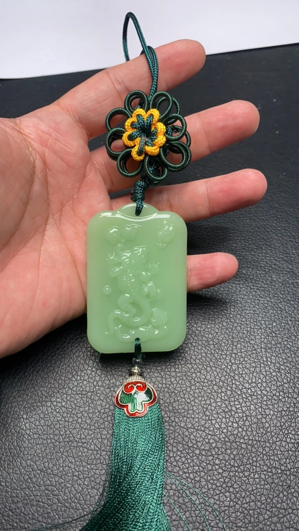 B529 鸭蛋青地龙牌吊饰