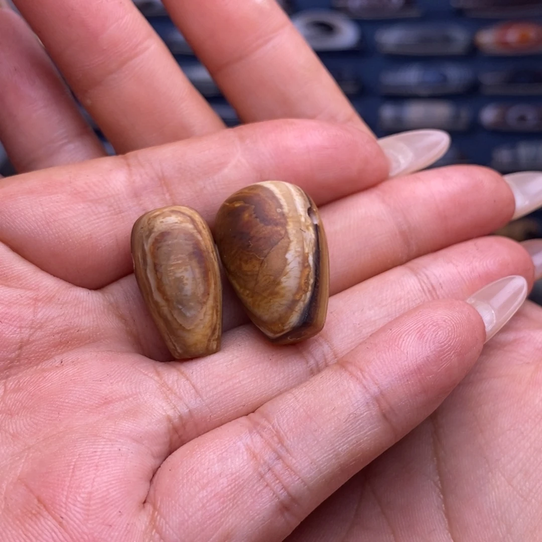 R***.玛瑙/玉髓未镶嵌珠宝半成品