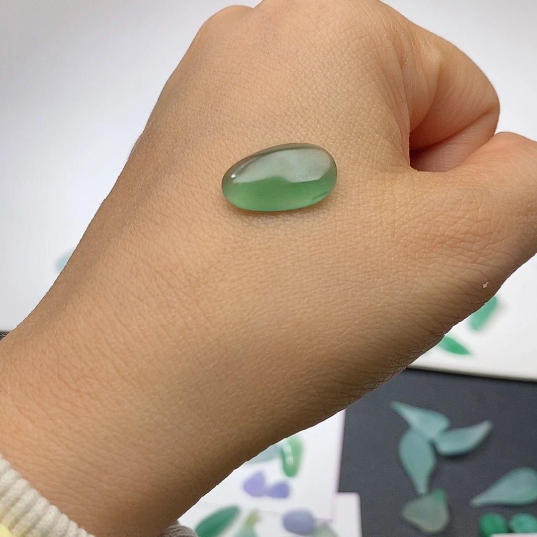 定制翡翠未镶嵌何*霞随形