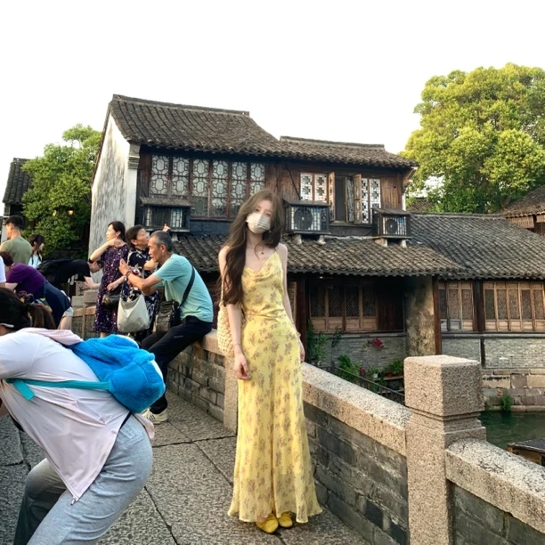 法式甜美黄色碎花吊带连衣裙夏季收腰显瘦度假风长裙