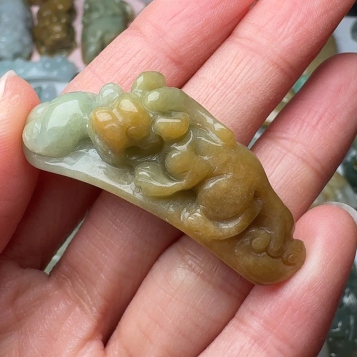翡翠未镶嵌颈饰手牌
