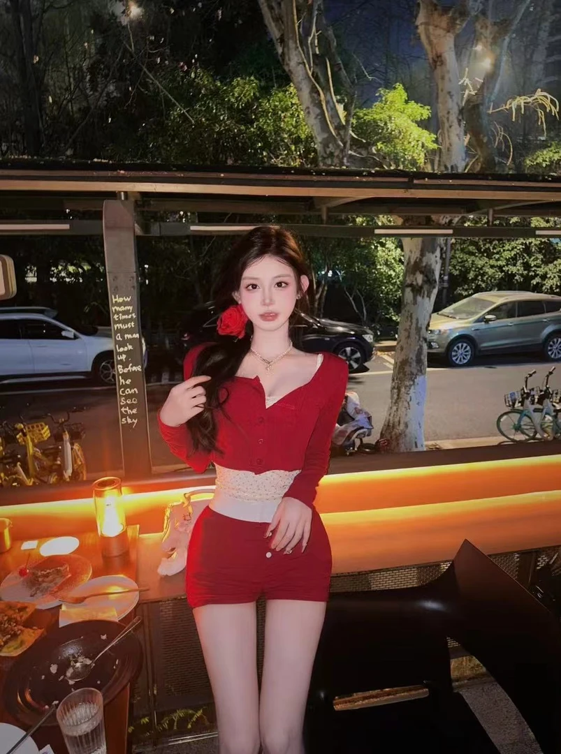 小众时尚潮流女装显瘦气质修身性感辣妹休闲款轻奢网红法式收腰