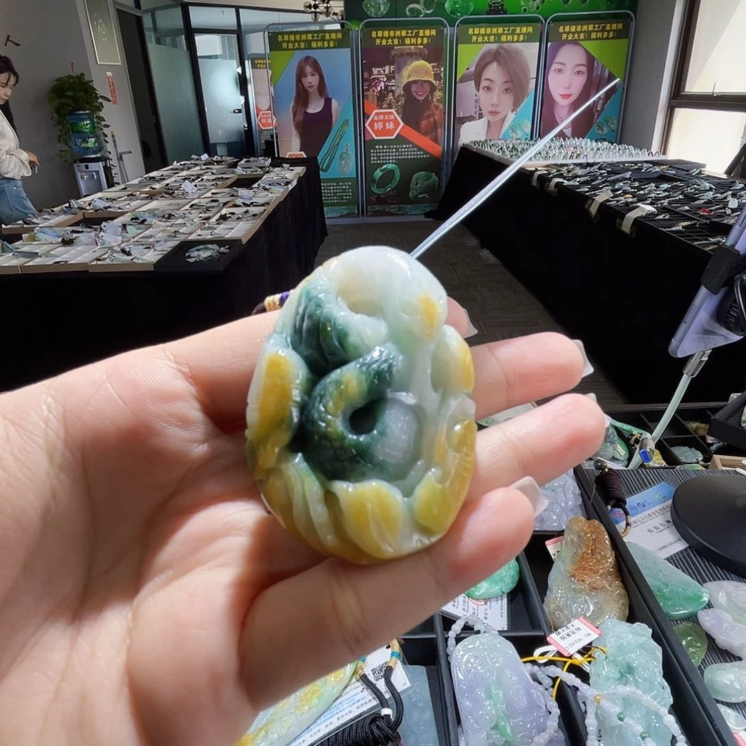 颈饰未镶嵌翡翠一个