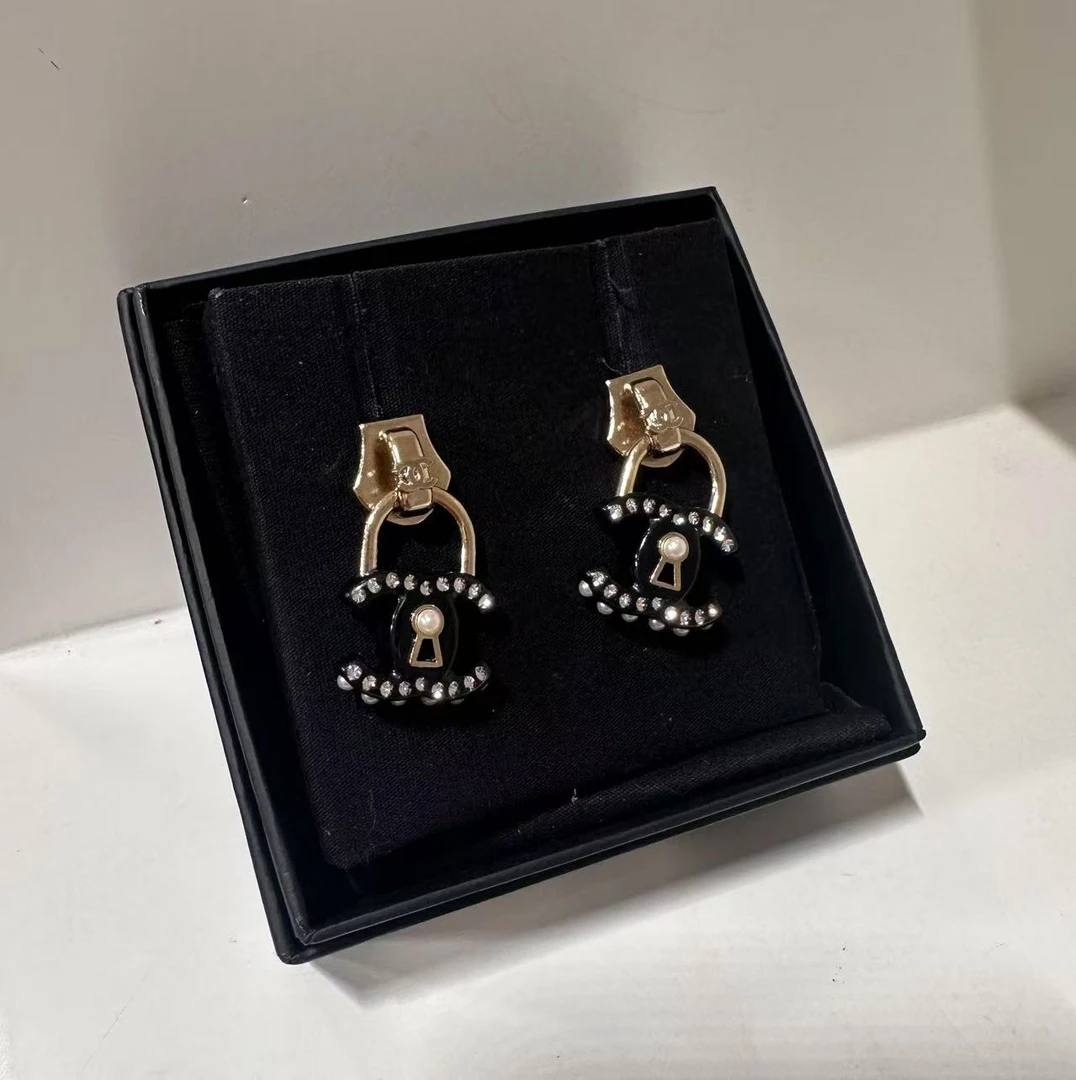 99新 Chanel/香奈儿 22C黑色亚克力镶钻珍珠双C锁头吊坠耳钉JL